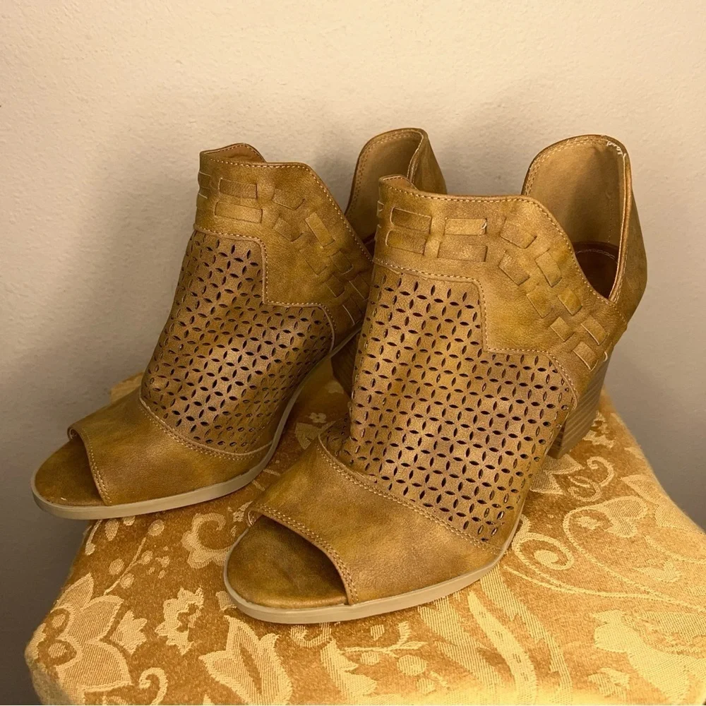 SIZE 9 SUGAR BRAND TAN BROWN FAUX SUEDE BOOTIES BLOCK HEEL OPEN TOE